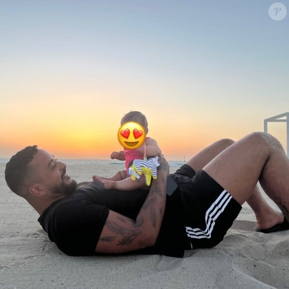 Il s'y rend dès que possible pour se la couler douce en compagnie de sa fille, son adorable petite Esmaralda.
Slimane et sa fille Esmeralda. Instagram, le 10 mai 2022.