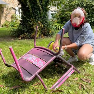 Ce dimanche 6 août 2023, la journaliste l'a d'ailleurs tagué dans l'une de ses stories Instagram pour le mettre en avant alors qu'elle retapait une chaise en fer rose dans son grand jardin. Ayant la chance d'avoir du soleil, la principale intéressée a misé sur une tenue légère et décontractée...