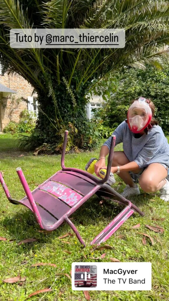 Ce dimanche 6 août 2023, la journaliste l'a d'ailleurs tagué dans l'une de ses stories Instagram pour le mettre en avant alors qu'elle retapait une chaise en fer rose dans son grand jardin. Ayant la chance d'avoir du soleil, la principale intéressée a misé sur une tenue légère et décontractée...