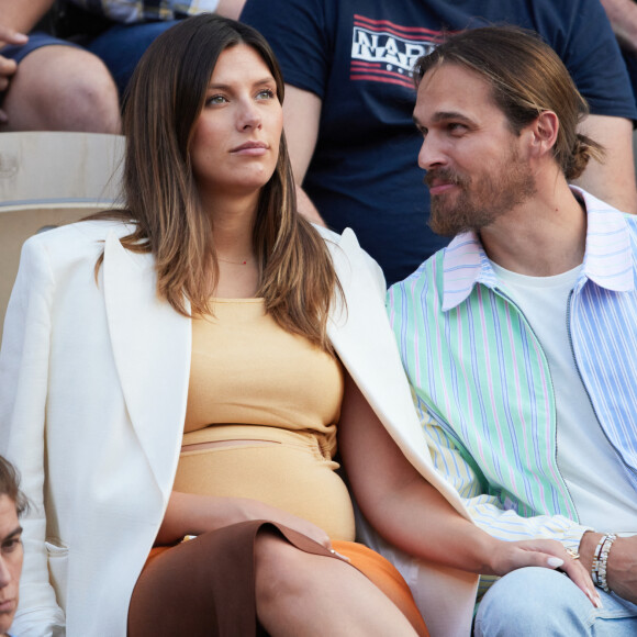 Une grossesse que les admirateurs de la jeune femme ont suivi avec attention sur ses réseaux sociaux.
Camille Cerf enceinte et son compagnon Théo Fleury dans les tribunes lors des Internationaux de France de Tennis de Roland Garros 2023. Paris, le 7 juin 2023. © Jacovides-Moreau / Bestimage 