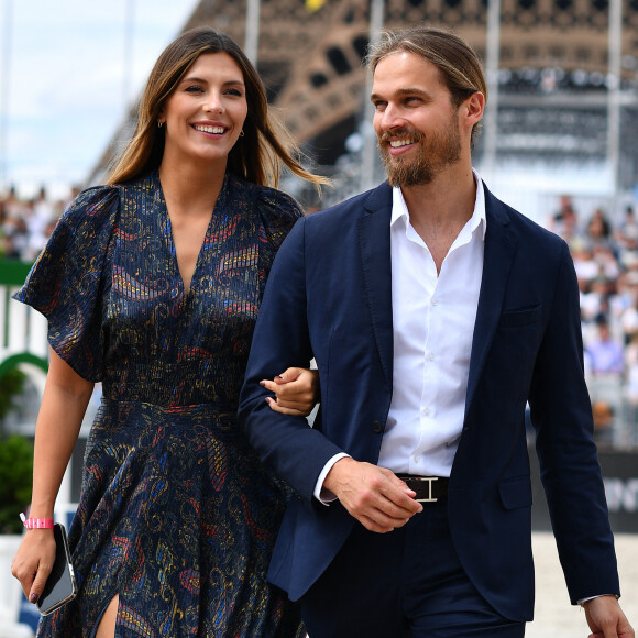 Il y a un an, les tourtereaux ont aussi acheté une belle maison à Lille qu'ils ont entrepris de rénover entièrement.
Camille Cerf, miss France 2015 et ambassadrice LPEJ 2022 et son compagnon Théo Fleury - Reconnaissance des invités people du prix Saint Laurent Eiffel Challenge lors du "Longines Paris Eiffel Jumping" au Champ de Mars à Paris le 26 juin 2022 © Gorassini / Perusseau / Tribeca / Bestimage 