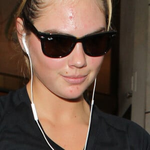 Kate Upton sort de son hotel "Le Bristol" apres un cours de gym a Paris, le 1er octobre 2013. Le visage de Kate au naturel laisse apparaitre des boutons d'acne.