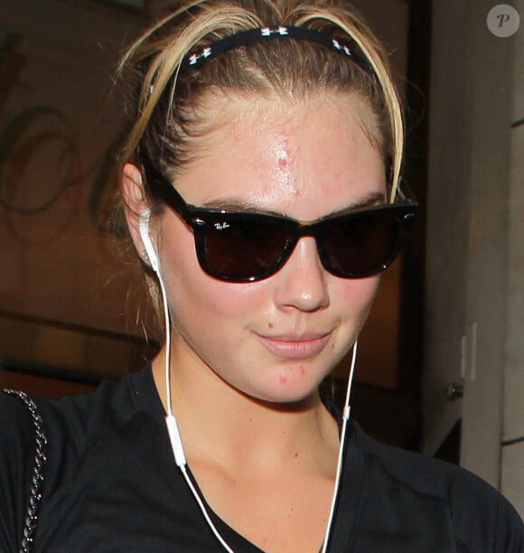 Kate Upton sort de son hotel "Le Bristol" apres un cours de gym a Paris, le 1er octobre 2013. Le visage de Kate au naturel laisse apparaitre des boutons d'acne.