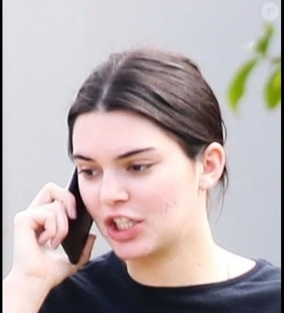 Kendall Jenner semble stressée. Elle a été aperçue au téléphone alors qu'elle profitait de quelques jours avec ses amies H.Baldwin et B.Hadid à Miami en Floride. Le mannequin de 22 ans porte un legging et un tee shirt noir. On distingue également quelques boutons d'acné sur son visage, le 27 novembre 2017.
