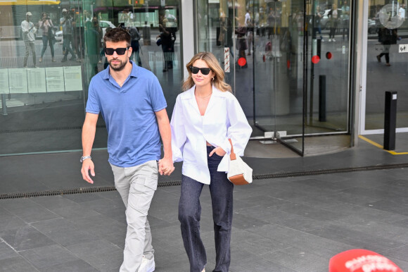 Visiblement énervé, Gerard Piqué n'a pas hésité à leur répondre
 
Gerard Piqué et sa compagne Clara Chía à la sortie du tribunal de Miami pour leur procès contre le paparazzi Jordi Martín. Miami, le 7 juin 2023.