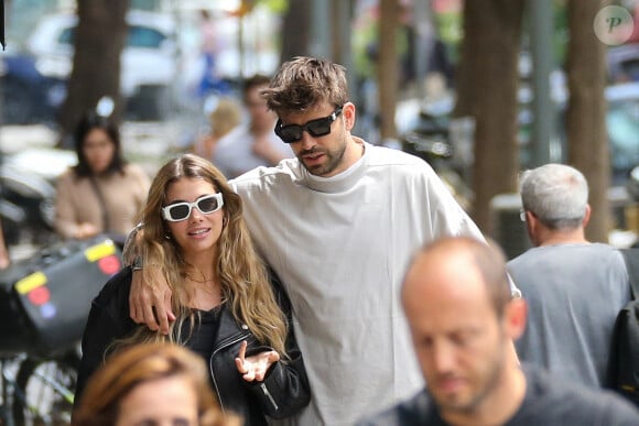 Photo : Gerard Pique et sa compagne Clara Chia se promènent en amoureux à  Miami, le 4 mai 2023. - Purepeople