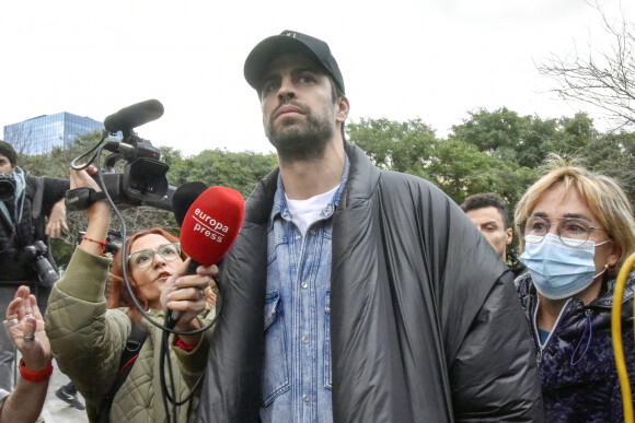 "Je suis champion du monde et vous, vous ne l'êtes pas", a lancé l'ex de Shakira
 
Gérard Piqué quitte le tribunal de première instance pour statuer sur les conditions de sa séparation à Barcelone. Séparés depuis juin 2022, G.Piqué et sa femme ont deux enfants, Milan, 9 ans, et Sacha, 7 ans. Le 1er décembre 2022.