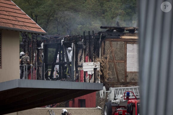 La Première ministre Elisabeth Borne arrive sur les lieux de l'incendie dans un gîte pour handicapés à Wintzenheim (Haut-Rhin), le 8 août 2023, accompagnée d'A.Bergé, ministre des Solidarités et des Familles. Neuf personnes ont péri et deux autres sont actuellement recherchées dans les décombres, malgré l'évacuation de 17 résidents, tous originaires de Nancy. © Elyxandro Cegarra / Panoramic / Bestimage