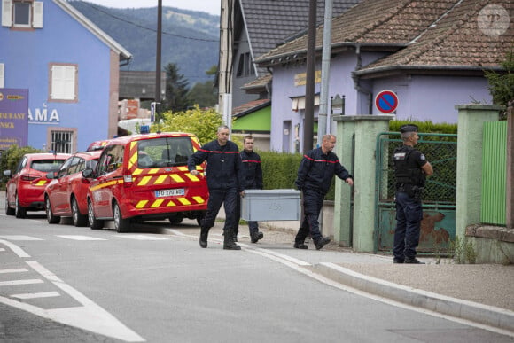 La Première ministre Elisabeth Borne arrive sur les lieux de l'incendie dans un gîte pour handicapés à Wintzenheim (Haut-Rhin), le 8 août 2023, accompagnée d'A.Bergé, ministre des Solidarités et des Familles. Neuf personnes ont péri et deux autres sont actuellement recherchées dans les décombres, malgré l'évacuation de 17 résidents, tous originaires de Nancy. © Elyxandro Cegarra / Panoramic / Bestimage