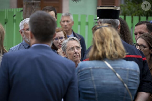 La Première ministre Elisabeth Borne arrive sur les lieux de l'incendie dans un gîte pour handicapés à Wintzenheim (Haut-Rhin), le 8 août 2023, accompagnée d'A.Bergé, ministre des Solidarités et des Familles. Neuf personnes ont péri et deux autres sont actuellement recherchées dans les décombres, malgré l'évacuation de 17 résidents, tous originaires de Nancy. © Elyxandro Cegarra / Panoramic / Bestimage