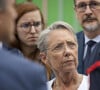 La Première ministre Elisabeth Borne arrive sur les lieux de l'incendie dans un gîte pour handicapés à Wintzenheim (Haut-Rhin), le 8 août 2023, accompagnée d'A.Bergé, ministre des Solidarités et des Familles. Neuf personnes ont péri et deux autres sont actuellement recherchées dans les décombres, malgré l'évacuation de 17 résidents, tous originaires de Nancy. © Elyxandro Cegarra / Panoramic / Bestimage