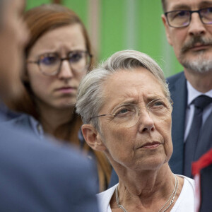 La Première ministre Elisabeth Borne arrive sur les lieux de l'incendie dans un gîte pour handicapés à Wintzenheim (Haut-Rhin), le 8 août 2023, accompagnée d'A.Bergé, ministre des Solidarités et des Familles. Neuf personnes ont péri et deux autres sont actuellement recherchées dans les décombres, malgré l'évacuation de 17 résidents, tous originaires de Nancy. © Elyxandro Cegarra / Panoramic / Bestimage