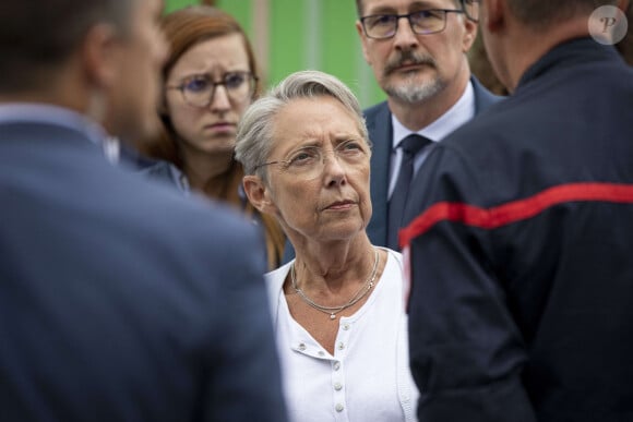 La Première ministre Elisabeth Borne arrive sur les lieux de l'incendie dans un gîte pour handicapés à Wintzenheim (Haut-Rhin), le 8 août 2023, accompagnée d'A.Bergé, ministre des Solidarités et des Familles. Neuf personnes ont péri et deux autres sont actuellement recherchées dans les décombres, malgré l'évacuation de 17 résidents, tous originaires de Nancy. © Elyxandro Cegarra / Panoramic / Bestimage