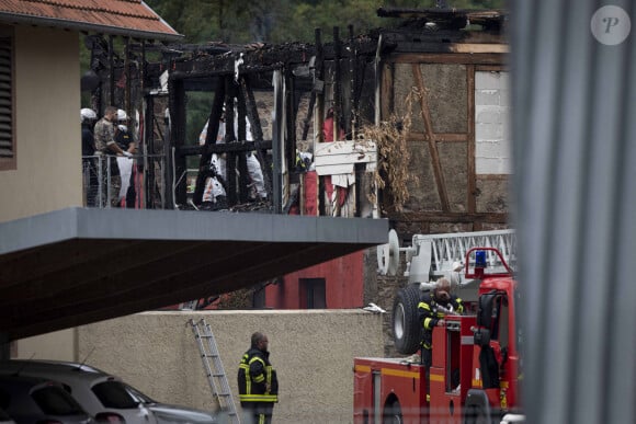 La Première ministre Elisabeth Borne arrive sur les lieux de l'incendie dans un gîte pour handicapés à Wintzenheim (Haut-Rhin), le 8 août 2023, accompagnée d'A.Bergé, ministre des Solidarités et des Familles. Neuf personnes ont péri et deux autres sont actuellement recherchées dans les décombres, malgré l'évacuation de 17 résidents, tous originaires de Nancy. © Elyxandro Cegarra / Panoramic / Bestimage