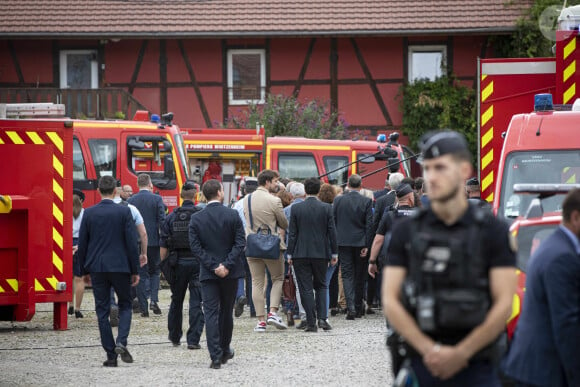 La Première ministre Elisabeth Borne arrive sur les lieux de l'incendie dans un gîte pour handicapés à Wintzenheim (Haut-Rhin), le 8 août 2023, accompagnée d'A.Bergé, ministre des Solidarités et des Familles. Neuf personnes ont péri et deux autres sont actuellement recherchées dans les décombres, malgré l'évacuation de 17 résidents, tous originaires de Nancy. © Elyxandro Cegarra / Panoramic / Bestimage