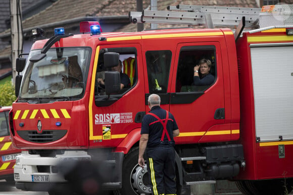 La Première ministre Elisabeth Borne arrive sur les lieux de l'incendie dans un gîte pour handicapés à Wintzenheim (Haut-Rhin), le 8 août 2023, accompagnée d'A.Bergé, ministre des Solidarités et des Familles. Neuf personnes ont péri et deux autres sont actuellement recherchées dans les décombres, malgré l'évacuation de 17 résidents, tous originaires de Nancy. © Elyxandro Cegarra / Panoramic / Bestimage