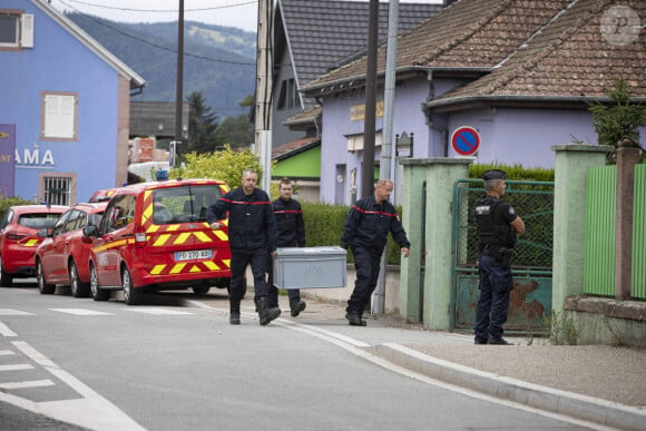 La Première ministre Elisabeth Borne arrive sur les lieux de l'incendie dans un gîte pour handicapés à Wintzenheim (Haut-Rhin), le 8 août 2023, accompagnée d'A.Bergé, ministre des Solidarités et des Familles. Neuf personnes ont péri et deux autres sont actuellement recherchées dans les décombres, malgré l'évacuation de 17 résidents, tous originaires de Nancy. © Elyxandro Cegarra / Panoramic / Bestimage