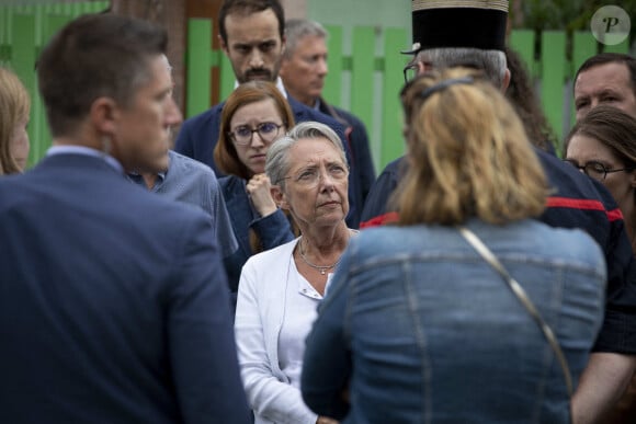 La Première ministre Elisabeth Borne arrive sur les lieux de l'incendie dans un gîte pour handicapés à Wintzenheim (Haut-Rhin), le 8 août 2023, accompagnée d'A.Bergé, ministre des Solidarités et des Familles. Neuf personnes ont péri et deux autres sont actuellement recherchées dans les décombres, malgré l'évacuation de 17 résidents, tous originaires de Nancy. © Elyxandro Cegarra / Panoramic / Bestimage