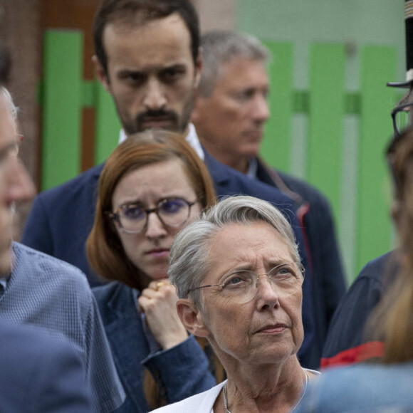 La Première ministre Elisabeth Borne arrive sur les lieux de l'incendie dans un gîte pour handicapés à Wintzenheim (Haut-Rhin), le 8 août 2023, accompagnée d'A.Bergé, ministre des Solidarités et des Familles. Neuf personnes ont péri et deux autres sont actuellement recherchées dans les décombres, malgré l'évacuation de 17 résidents, tous originaires de Nancy. © Elyxandro Cegarra / Panoramic / Bestimage