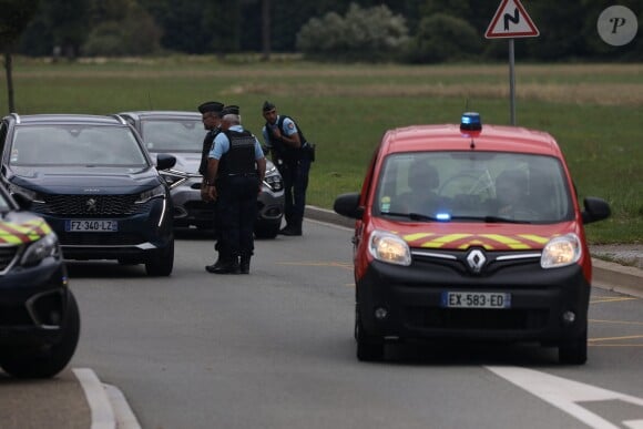 La Première ministre Elisabeth Borne arrive sur les lieux de l'incendie dans un gîte pour handicapés à Wintzenheim (Haut-Rhin), le 8 août 2023, accompagnée d'A.Bergé, ministre des Solidarités et des Familles. Neuf personnes ont péri et deux autres sont actuellement recherchées dans les décombres, malgré l'évacuation de 17 résidents, tous originaires de Nancy. © Elyxandro Cegarra / Panoramic / Bestimage