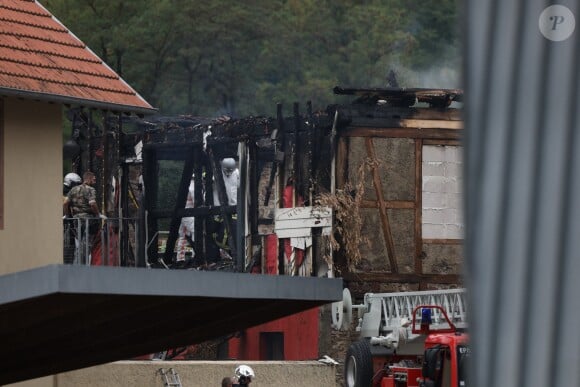 La Première ministre Elisabeth Borne arrive sur les lieux de l'incendie dans un gîte pour handicapés à Wintzenheim (Haut-Rhin), le 8 août 2023, accompagnée d'A.Bergé, ministre des Solidarités et des Familles. Neuf personnes ont péri et deux autres sont actuellement recherchées dans les décombres, malgré l'évacuation de 17 résidents, tous originaires de Nancy. © Elyxandro Cegarra / Panoramic / Bestimage