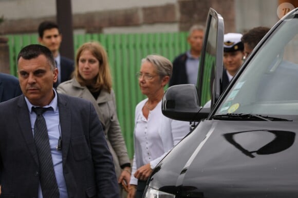 La Première ministre Elisabeth Borne arrive sur les lieux de l'incendie dans un gîte pour handicapés à Wintzenheim (Haut-Rhin), le 8 août 2023, accompagnée d'A.Bergé, ministre des Solidarités et des Familles. Neuf personnes ont péri et deux autres sont actuellement recherchées dans les décombres, malgré l'évacuation de 17 résidents, tous originaires de Nancy. © Elyxandro Cegarra / Panoramic / Bestimage