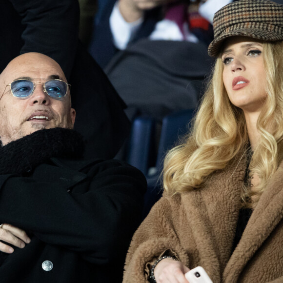 Désormais séparés, les deux tourtereaux font leur vie chacun de leur côté. 
Pascal Obispo et son ex-femme Julie Hantson dans les tribunes lors du match de championnat de Ligue 1 Conforama opposant le Paris Saint-Germain (PSG) aux Girondins de Bordeaux au Parc des Princes à Paris, France, le 23 février 2020. Le PSG a gagné 4-3. © Cyril Moreau/Bestimage 