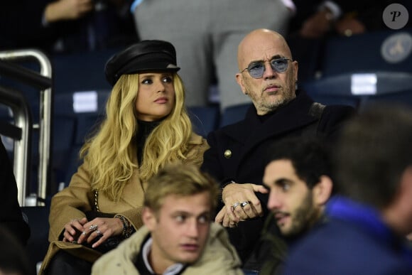 Pascal Obispo et son ex-femme Julie Hantson dans les tribunes lors du match retour de Champion's League "PSG - Bruges (1-0)" au Parc des Princes. Paris, le 6 novembre 2019. 