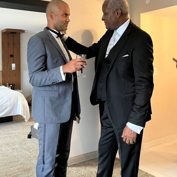 Tony Parker partage un moment de complicité avec son père, Tony Parker Sr. ©Instagram