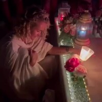 Laeticia Hallyday très affectée sur la tombe de Johnny : entourée pour une veillée intime à Saint Barth