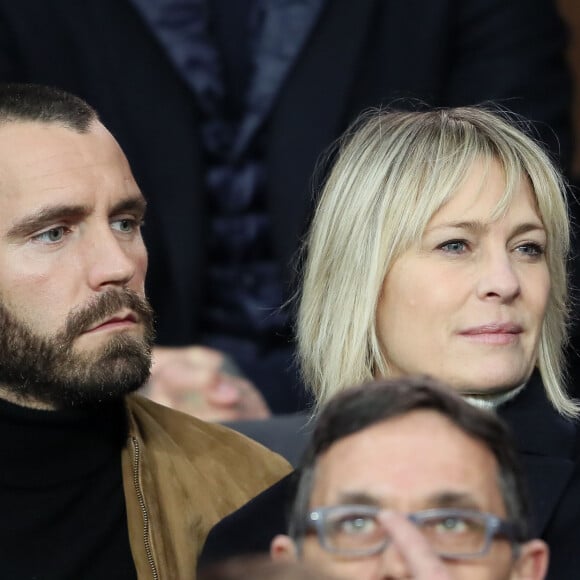 En effet, la star de House of Cards avait épousé, le samedi 11 août 2018, Clément Giraudet
Robin Wright et Clément Giraudet assistent au huitième de finale retour de Ligue des Champion, du Paris Saint-Germain contre le Real Madrid au Parc des Princes à Paris le 6 mars 2018. © Cyril Moreau/Bestimage 