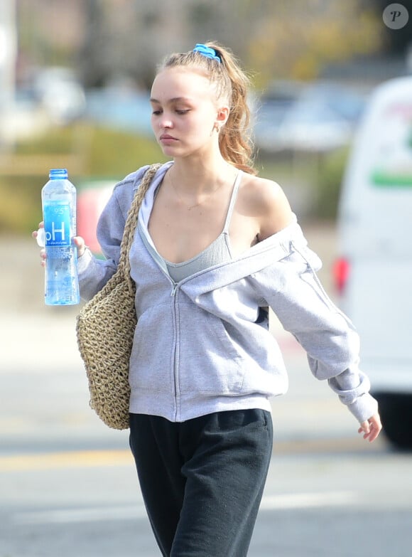 La canicule est bel et bien de retour en France
Exclusif - Lily-Rose Depp, épaule dénudée, se rend à la gym à Los Angeles.