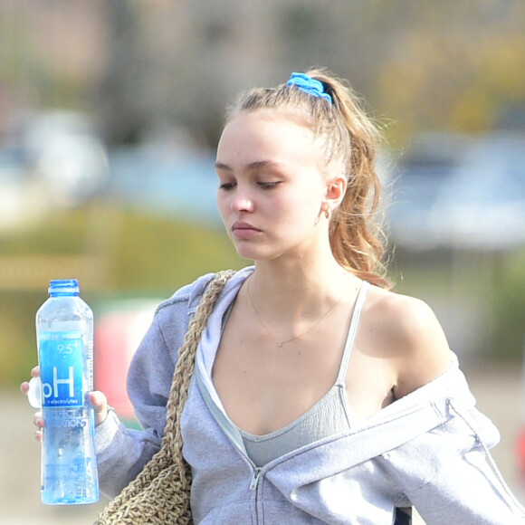 La canicule est bel et bien de retour en France
Exclusif - Lily-Rose Depp, épaule dénudée, se rend à la gym à Los Angeles.