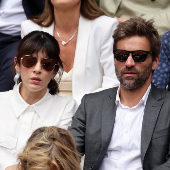 Nolwenn Leroy et son compagnon Arnaud Clément dans les tribunes lors des Internationaux de France de Tennis de Roland Garros 2022. Paris, le 5 juin 2022. © Dominique Jacovides/Bestimage 