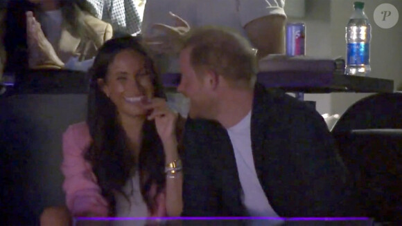 Meghan Markle refuse un baiser au prince Harry, lors de la traditionnelle "Kiss Cam" au match des Lakers à la Crypto.com Arena à Los Angeles, le 24 avril 2023. Si le prince Harry semblait enclin à se prêter au jeu en se penchant vers la duchesse de Sussex, Meghan Markle a simplement ri en tenant le bras de son époux, devant une salle applaudissant pour les encourager. © NBA / JLPPA / Bestimage 