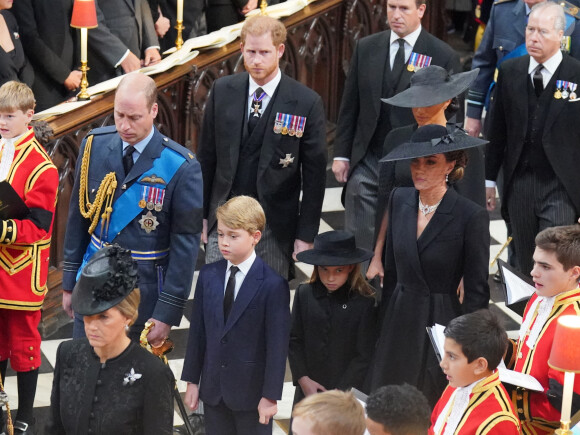 Le prince William, prince de Galles, et Catherine (Kate) Middleton, princesse de Galles, Le prince George de Galles, La princesse Charlotte de Galles, Le prince Harry, duc de Sussex et Meghan Markle, duchesse de Sussex - Service funéraire à l'Abbaye de Westminster pour les funérailles d'Etat de la reine Elizabeth II d'Angleterre. Le sermon est délivré par l'archevêque de Canterbury Justin Welby (chef spirituel de l'Eglise anglicane) au côté du doyen de Westminster David Hoyle. Londres, le 19 septembre 2022. © Dominic Lipisnki / Bestimage 