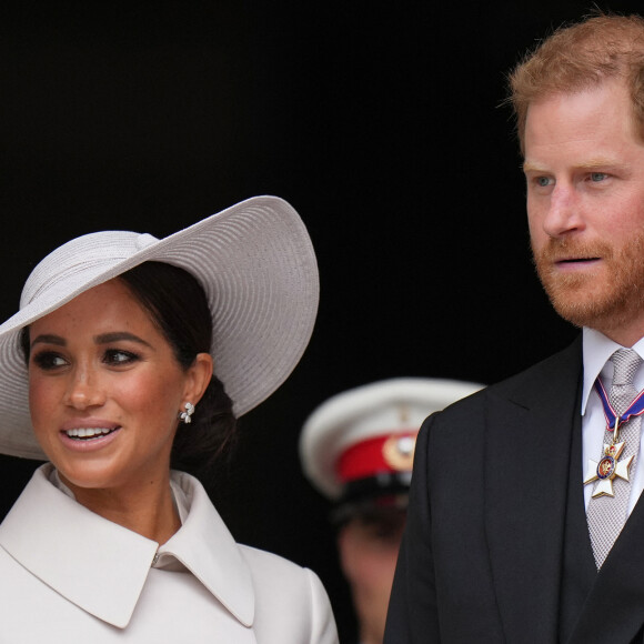 Le prince Harry, duc de Sussex, et Meghan Markle, duchesse de Sussex - Les membres de la famille royale et les invités à la sortie de la messe du jubilé, célébrée à la cathédrale Saint-Paul de Londres, Royaume Uni, le 3 juin 2022. 