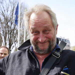 Benoit Poelvoorde à la sortie des studios de Radio France à Paris. Le 29 mars 2023 © Jonathan Rebboah / Panoramic / Bestimage