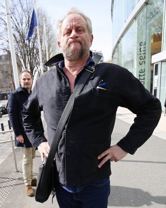 Benoit Poelvoorde à la sortie des studios de Radio France à Paris. Le 29 mars 2023 © Jonathan Rebboah / Panoramic / Bestimage