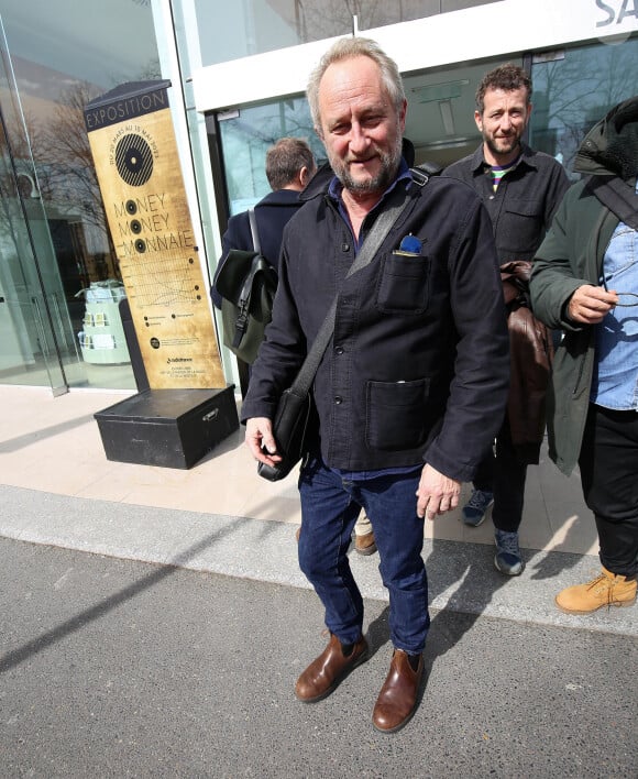 Benoit Poelvoorde à la sortie des studios de Radio France à Paris. Le 29 mars 2023 © Jonathan Rebboah / Panoramic / Bestimage