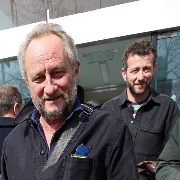 Benoit Poelvoorde à la sortie des studios de Radio France à Paris. Le 29 mars 2023 © Jonathan Rebboah / Panoramic / Bestimage