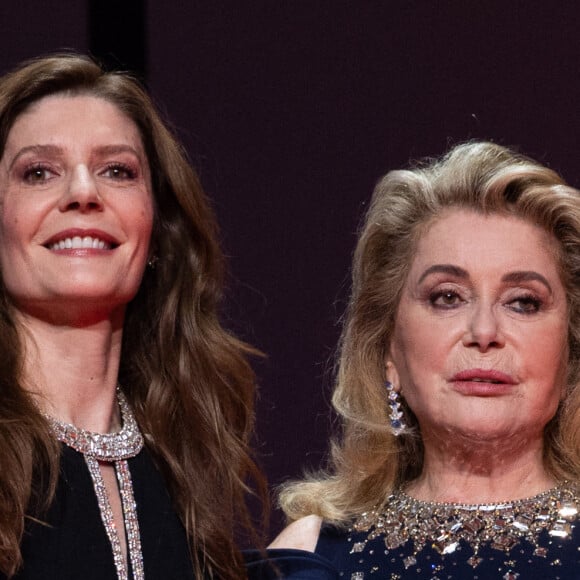 Chiara Mastroianni (maîtresse de cérémonie) et sa mère Catherine Deneuve - Cérémonie d'ouverture du 76ème Festival International du Film de Cannes, au Palais des Festivals à Cannes. Le 16 mai 2023. © Borde-Jacovides-Moreau / Bestimage 