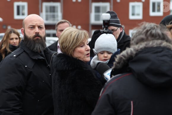 Notamment de sa soeur Claudette, qui a donné des nouvelles de la chanteuse et de ses fils.
Claudette Dion, soeur de Daniel Dion Obsèques de Daniel Dion, frère de Céline Dion, en présence de la famille et des amis en l'église Saints-Simon-et-Jude à Charlemagne, le 25 janvier 2016. Daniel Dion est décédé d'un cancer le 16 janvier dernier quelques jours après son beau-frère René Angélil.Céline Dion n'a pas assisté aux obsèques de son frère. © Eric Yainiri / Bestimage 