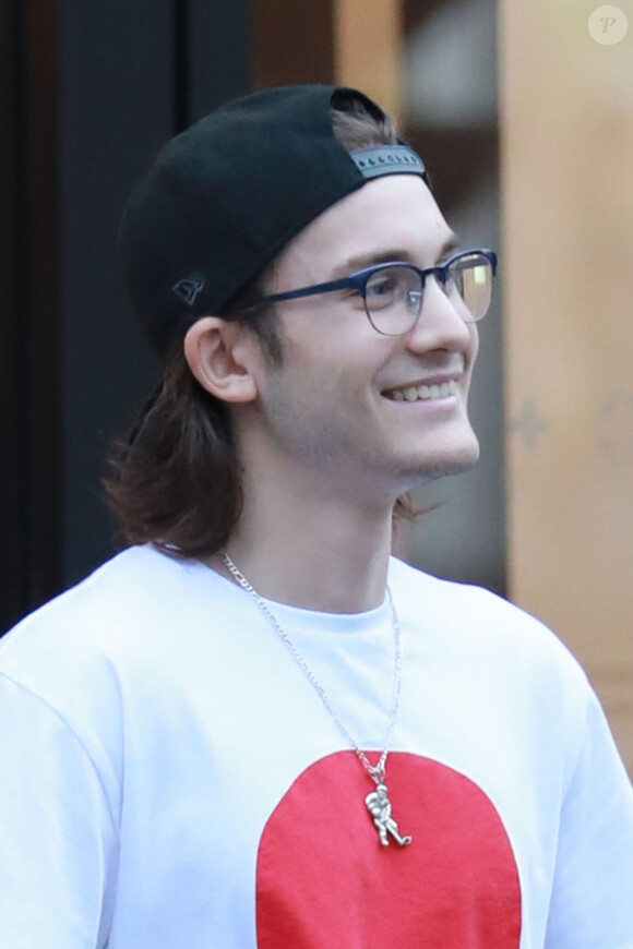 Exclusif - René-Charles Angélil est sorti faire du shopping avec ses amis chez Louis Vuitton sur l'Avenue des Champs-Elysées à Paris, le 11 juillet 2017. 