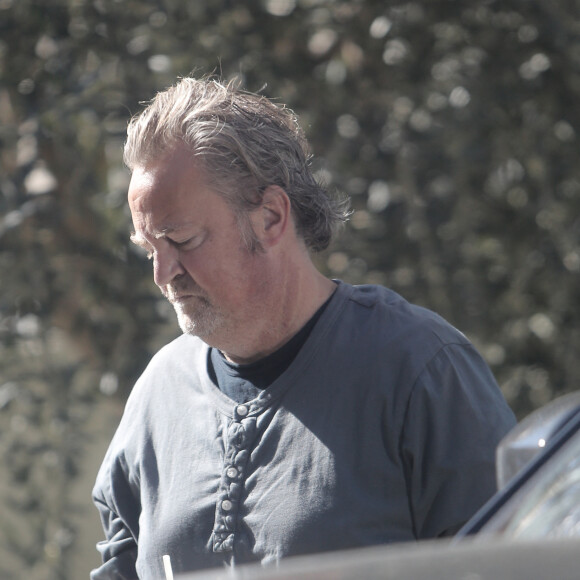 La star de Friends aura dû faire plusieurs tours en cure de désintoxication pour tenter de se débarrasser de ses addictions, notamment en 1997, 2001 et 2011.
Exclusif - Matthew Perry supervise la livraison d'un lit sur mesure et d'autres meubles de maison de fantaisie dans son nouveau domicile à Los Angeles, Californie, Etats-Unis, le 7 février 2023. 