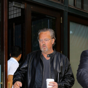Sa toxicomanie a eu des effets nefastes sur sa vie d'acteur. Il avouait, par exemple, avoir oublié plusieurs années de tournage de la série Friends.
Exclusif - Matthew Perry signe des autographes en quittant le Greenwich Hotel à New York, où il fait la promotion de son livre "Friends, Lovers and The Big Terrible Thing", le 4 novembre 2022.