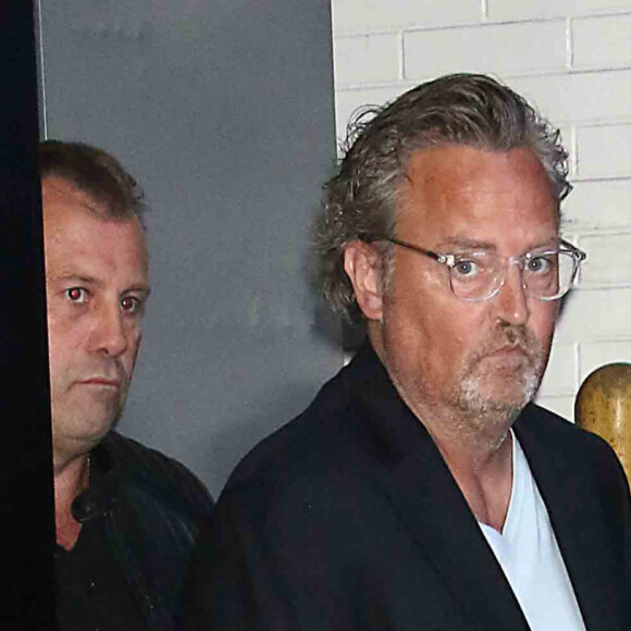 L'acteur a depuis publié un livre intitulé Friends, Lovers and the Big Terrible Thing, dans lequel il revient, entre autres, sur ses lourdes addictions.
Matthew Perry est en promotion pour son livre "Friends, Lovers and the Big Terrible Thing" à l'émission Good Morning America (GMA) à New York, le 31 octobre 2022.