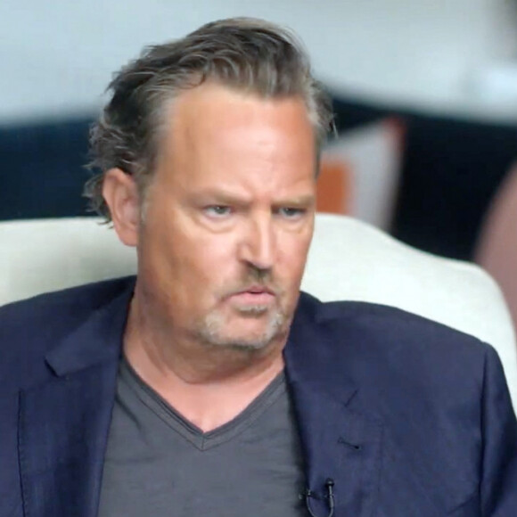 Matthew Perry y avouait, notamment, pouvoir consommer "cinquante-cinq de ces pilules par jour".
Matthew Perry dans l'émision Nightline pour la promotion de son livre "Friends, Lovers and the Big Terrible Thing" le 31 octobre 2022. 