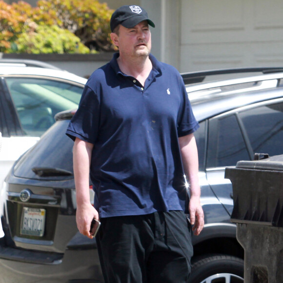 Exclusif - Matthew Perry se balade à Los Angeles avec une amie, le 13 mai 2020 