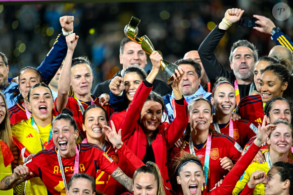 Letizia d'Espagne a pu assister à la belle victoire de son pays en finale de la Coupe du monde féminine

La reine Letizia d'Espagne et l'infante Sofia d'Espagne assistent à la victoire de l'équipe espagnole face à l'Angleterre (1 - 0) lors de la Coupe du monde féminine de football (FIFA) à Sydney, le 20 août 2023.